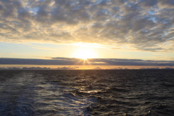 Незаходящее полуночное солнце вблизи Лофотенских островов