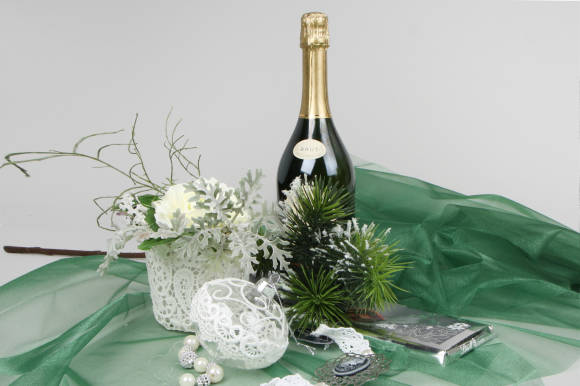 Новогодняя композиция в белом кружеве с шампанским