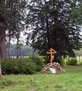 Памятный крест в честь последней императорской семьи и наследника престола у развалин Нижней дачи