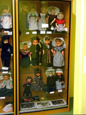 Куклы в голландских национальных костюмах