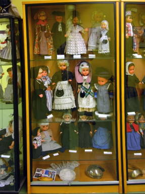 Куклы в голландских национальных костюмах