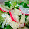 Салат со шпинатом, редисом и яблоком