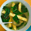 Легкий суп из шпината и зеленого лука с имбирем 
