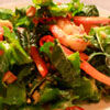 Летний салат с зеленью, креветками и четырехкрыльником (спаржевым горохом)