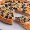 Рыбная пицца с маслинами, базиликом и орегано