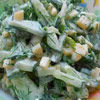 Огуречный салат с листьями донника и настурции 