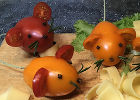 Забавные украшения из томатов для праздничного стола