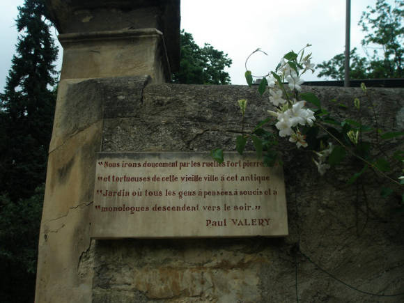 Табличка со стихами Поля Валери