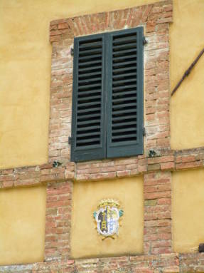 Вилла La Foce. Семейный герб на фасаде