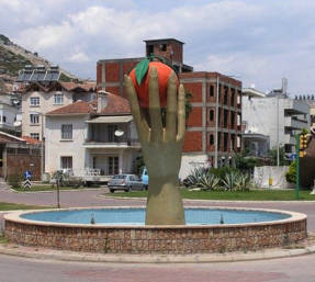 Памятник апельсину в турецком Фенеке