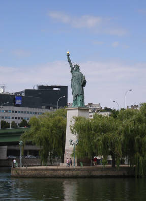 Одна из копий Статуи Свободы на Лебедином острове