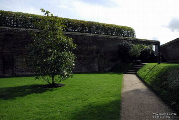 Хемптон Корт. Первый Прудовой сад и подпорная стена Собственного сада с перголой