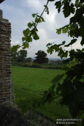 Хестеркомб. Вид от перголы на пейзаж, окружающий сад