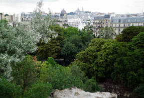 Вид на Париж с вершины скалы парка Бют-Шомон
