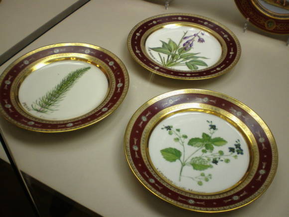 Три тарелки из Лилейного сервиза Жозефины