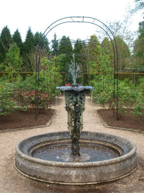 Чаша фонтана в розарии сверху
выполнена в виде геральдической розы