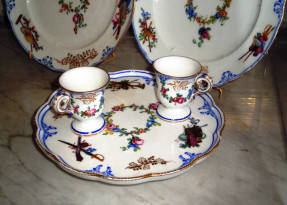 Кофейные фарфоровые чашки
из сервиза Марии-Антуанетты в Трианоне
